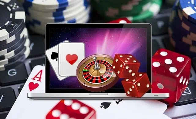 Portatile con carte, roulette e dadi